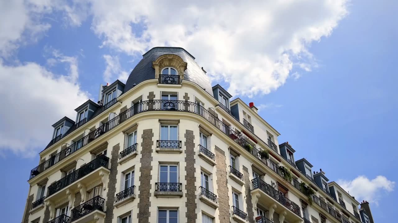 Façade d’un immeuble d’habitation de style haussmannien