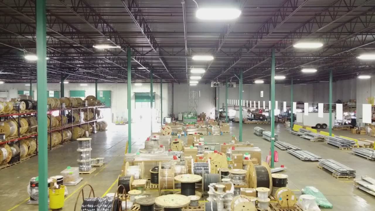 Entrepôt logistique avec stockage sur palettes